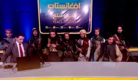 TV é invadida no Afeganistão e apresentador de telejornal é obrigado a elogiar Talibã; veja vídeo