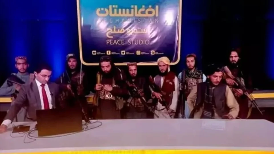 TV é invadida no Afeganistão e apresentador de telejornal é obrigado a elogiar Talibã; veja vídeo