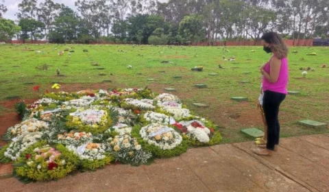 Corpo de Marília Mendonça é levado em cortejo para cemitério