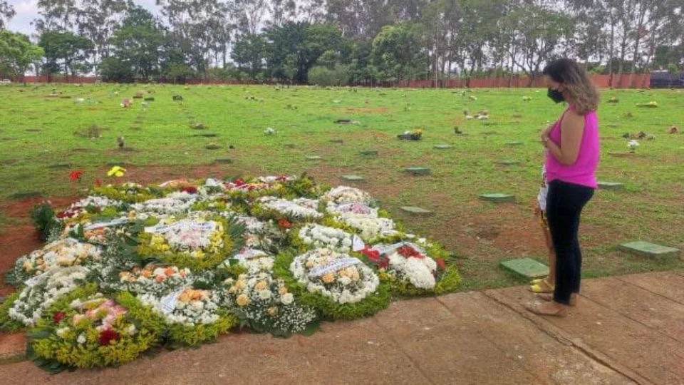 Corpo de Marília Mendonça é levado em cortejo para cemitério