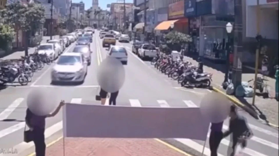 VÍDEO: homem é preso por passar a mão em mulher que estava trabalhando; câmeras de segurança flagraram o momento do crime