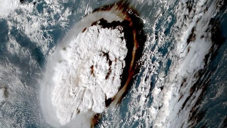 VÍDEO: tsunami no Pacífico atinge região de Tonga após erupção de vulcão submarino