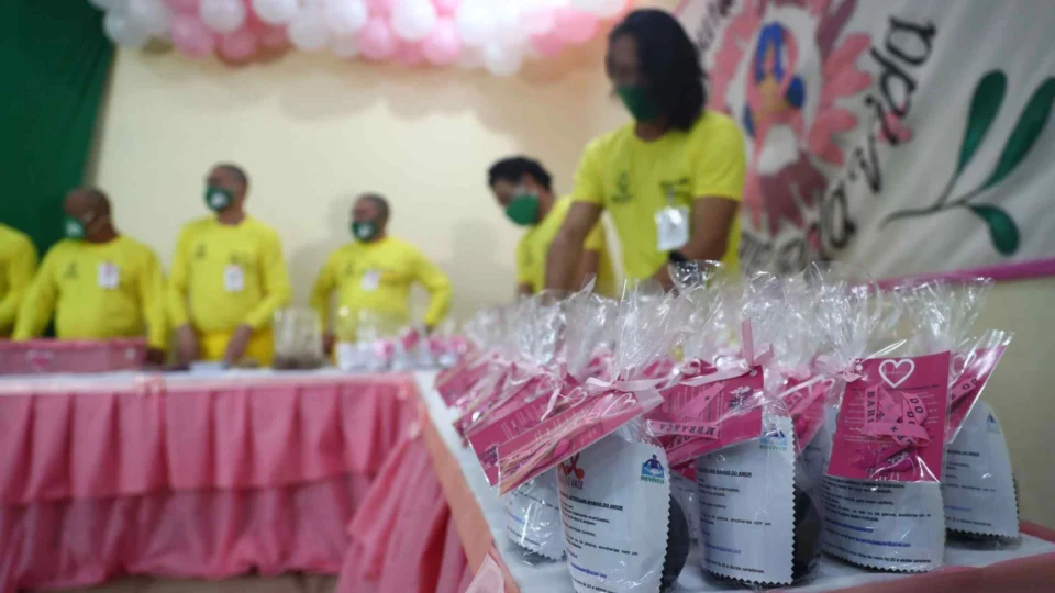 Pacientes da FCecon ganham próteses mamárias em Manaus