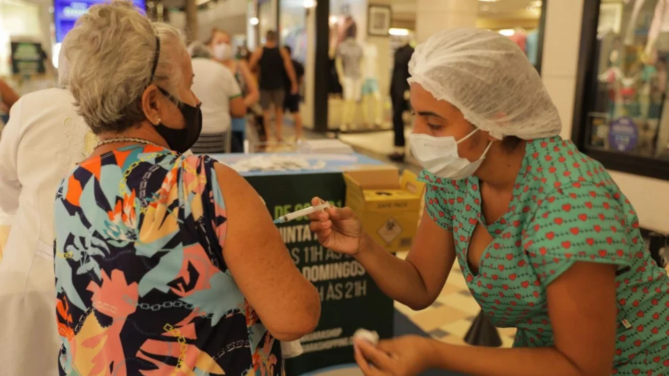 Vacinação contra a Covid-19 em shoppings de Manaus é prorrogada e vai até o dia 15 de dezembro