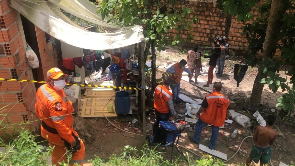 Casa desaba e deixa três pessoas feridas na Zona Norte de Manaus