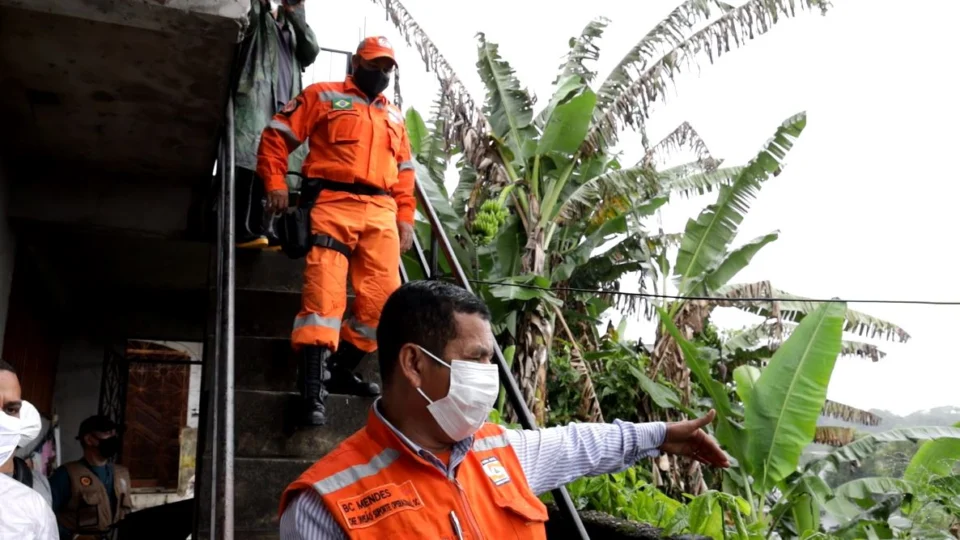 Forte chuva causa deslizamentos de barranco, alagamentos e tombamento de árvore em Manaus; veja vídeo