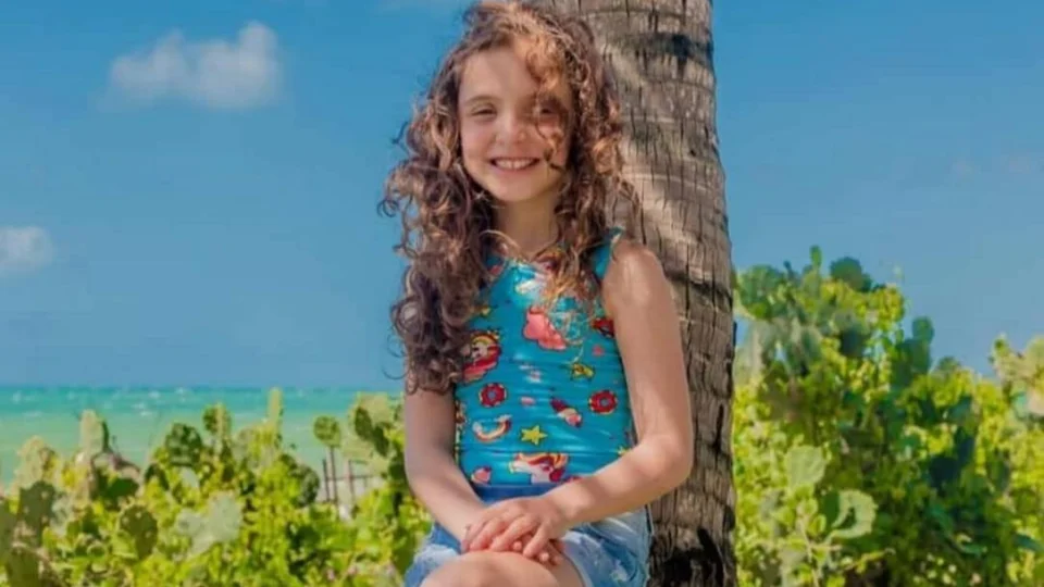 Criança morre afogada em piscina de casa após ter cabelo sugado por ralo