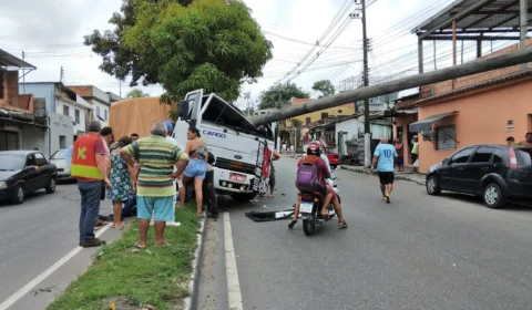 Caminhão carregado de cimento derruba poste na Zona Sul de Manaus