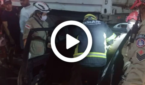 VÍDEO: homem fica preso nas ferragens após colidir com carro em carreta parada na Zona Oeste de Manaus