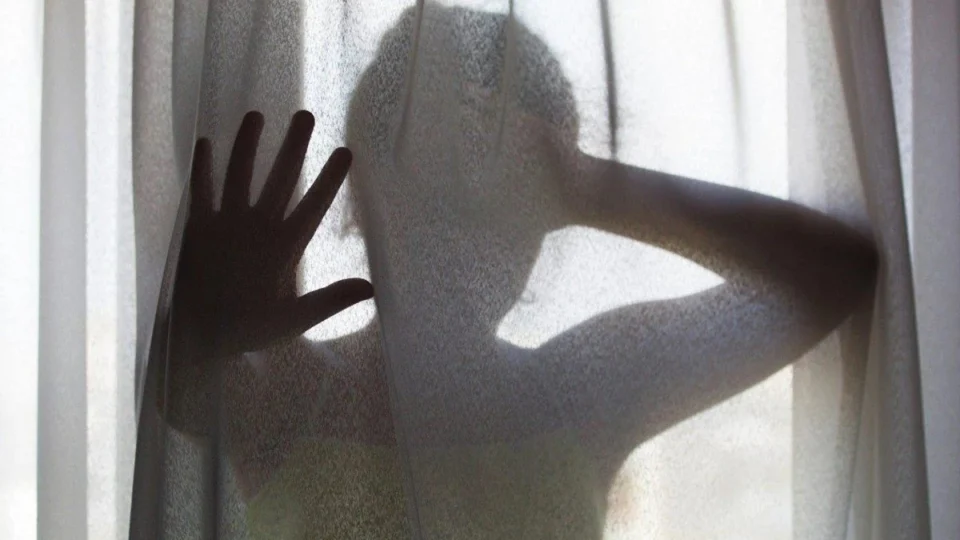 Homem é preso por estuprar irmãs de 12 anos; as vítimas tiveram filhos dele