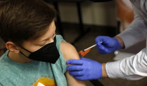 EUA autorizam a aplicação da terceira dose da vacina contra a Covid-19 da Pfizer em adolescentes de 12 a 15 anos