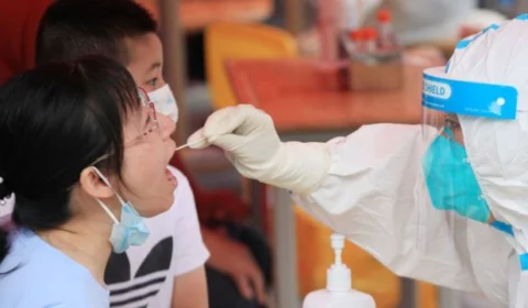 Homem cumpre quarentena de 21 dias, mas intriga com suspeita de provocar novo surto de Covid em cidade da China