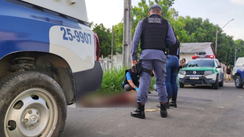 VÍDEO: Homem é encontrado morto a pauladas na zona Leste de Manaus