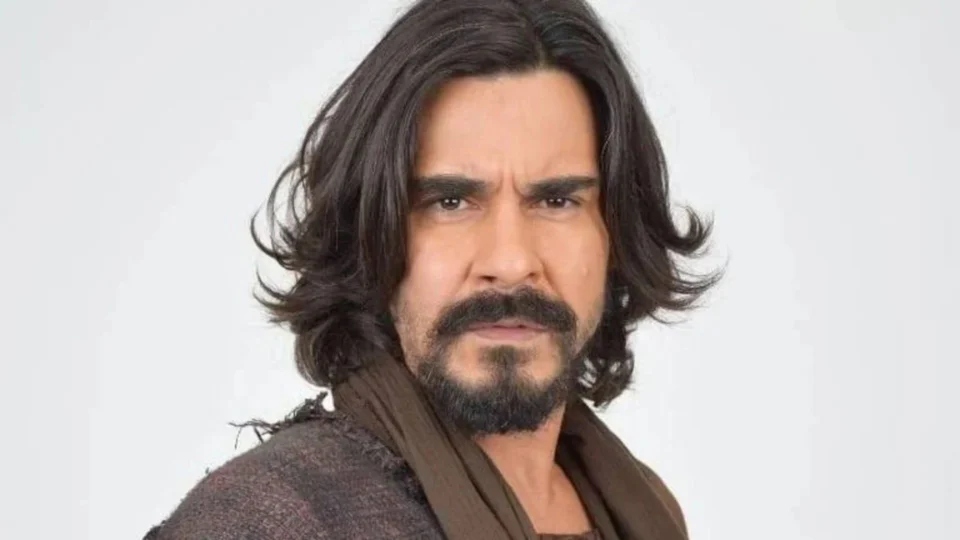 Ator André Gonçalves tem prisão decretada e deverá usar tornozeleira eletrônica