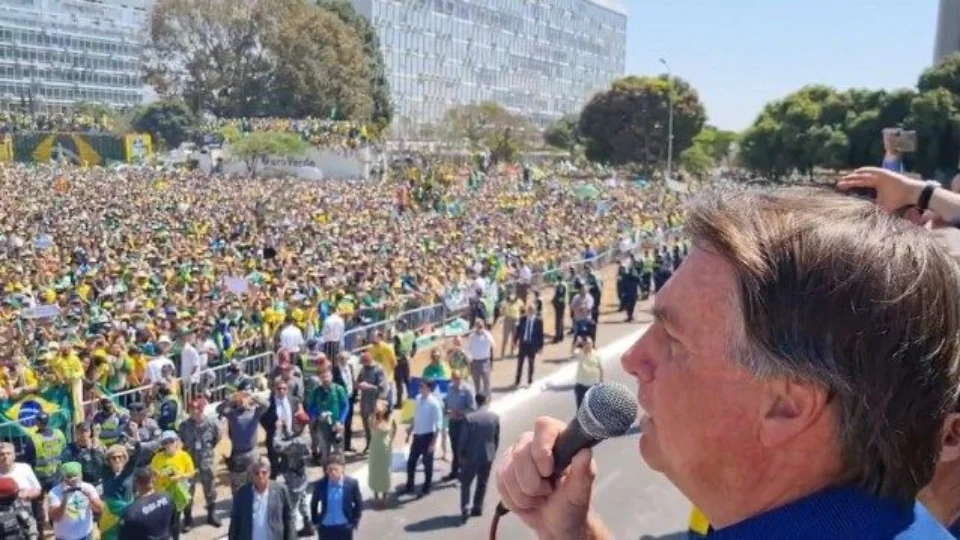 Bolsonaro ataca os ministros Fux, Moraes e Barroso em discurso em Brasília
