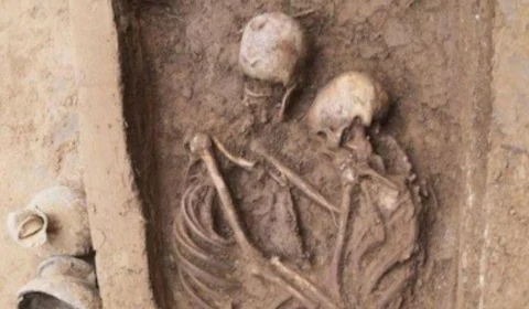 Arqueólogos encontram casal abraçado em tumba de 1,6 mil anos na China