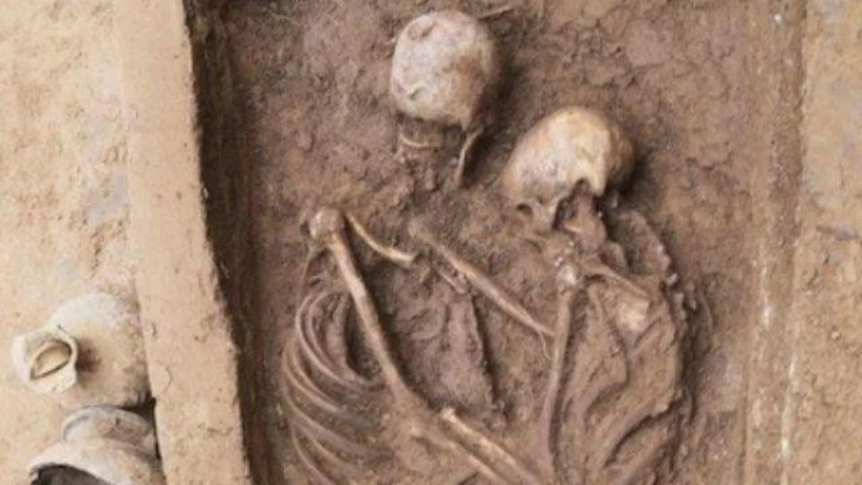 Arqueólogos encontram casal abraçado em tumba de 1,6 mil anos na China