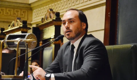 Carlos Bolsonaro tem sigilos fiscal e bancário quebrados pela Justiça