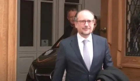 Após crescimento alarmante da Covid, chanceler da Áustria adota confinamento de parte de sua população