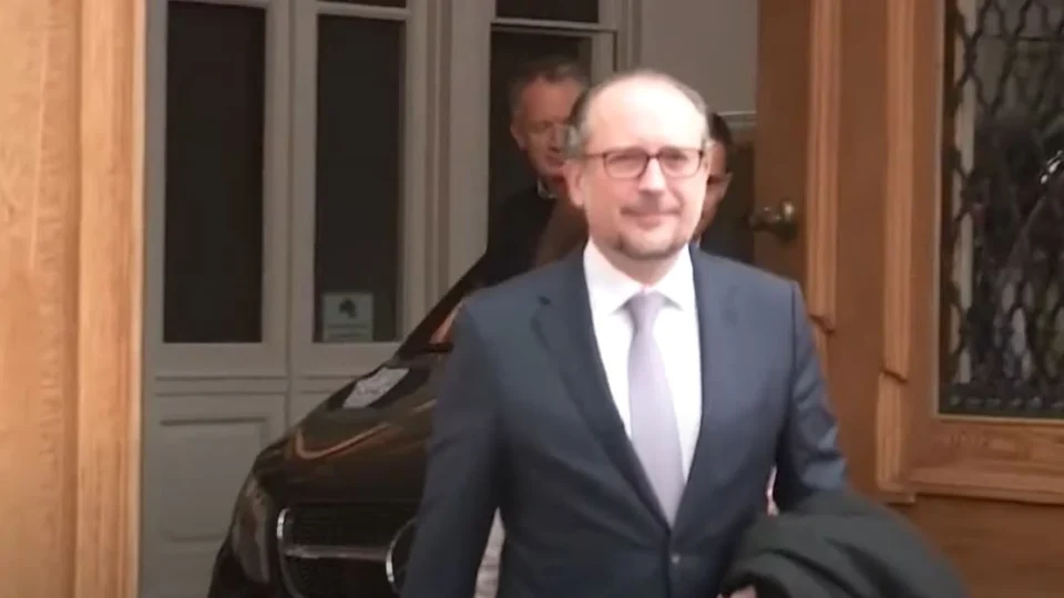 Após crescimento alarmante da Covid, chanceler da Áustria adota confinamento de parte de sua população