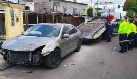 Operação da prefeitura remove sucatas de carro de calçadas, em Manaus