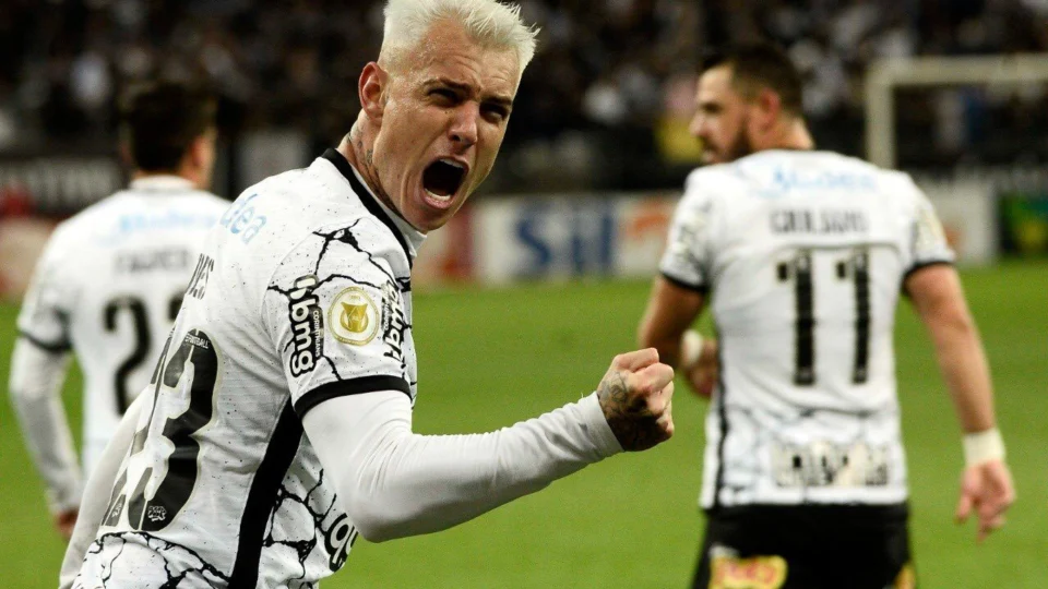 Na disputa por uma vaga na Libertadores, Corinthians enfrenta o Santos neste domingo