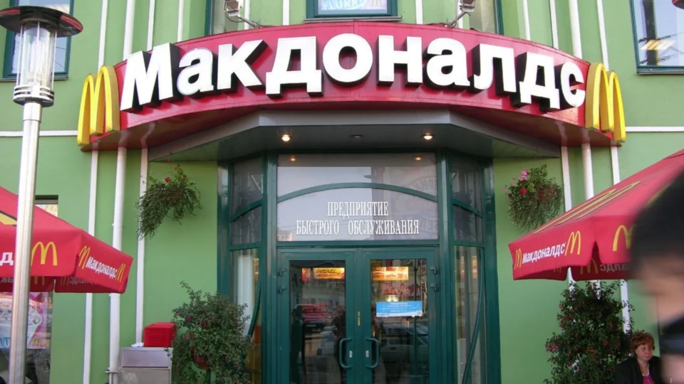 McDonald’s anuncia fechamento temporário de 850 restaurantes na Rússia
