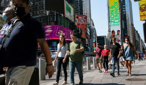 EUA elaboram plano para exigir vacinação de visitantes estrangeiros