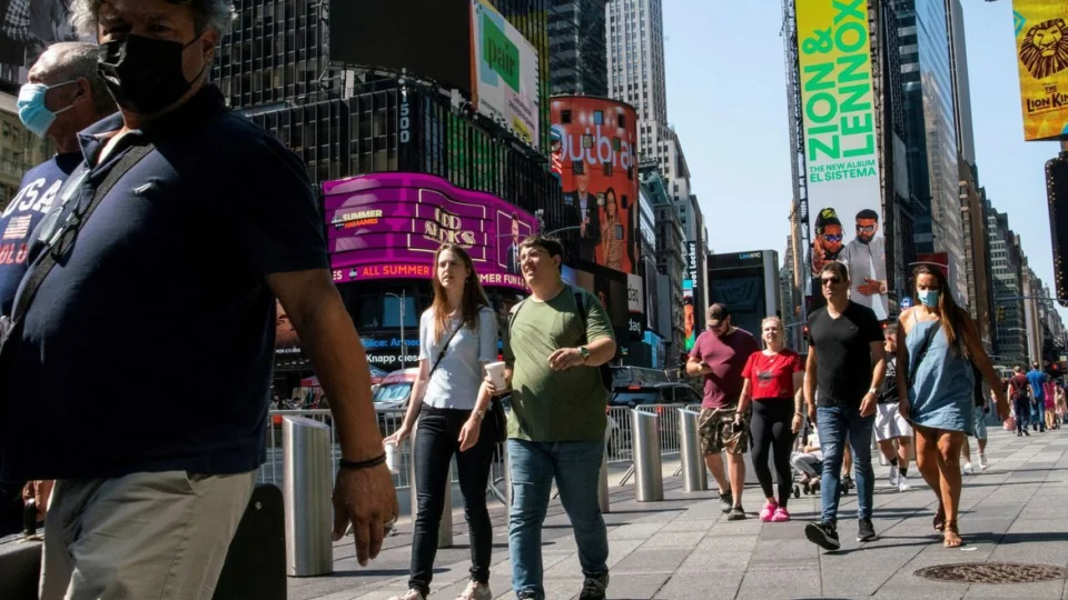 EUA elaboram plano para exigir vacinação de visitantes estrangeiros