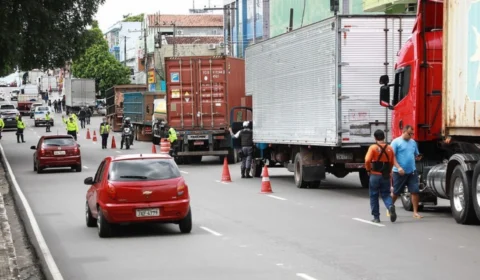 Operação ‘Carga Pesada’ remove 3 veículos pesados na Zona Sul de Manaus