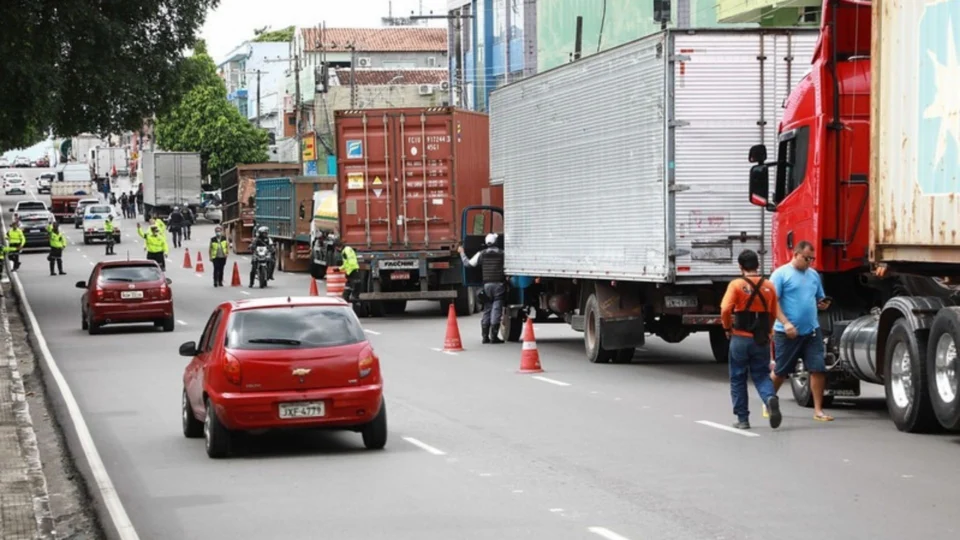 Operação ‘Carga Pesada’ remove 3 veículos pesados na Zona Sul de Manaus