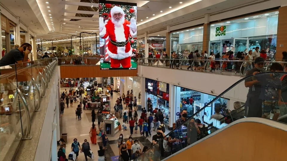 VÍDEO: promoções da Black Friday movimentam shoppings de Manaus durante a noite