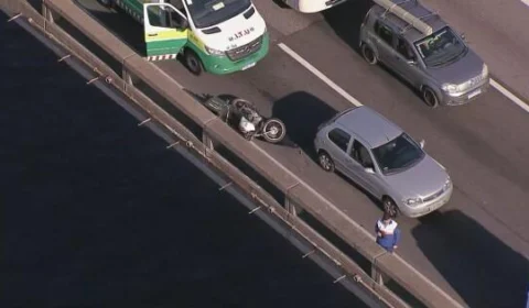 Motociclista morre após bater em carro e cair da ponte Rio-Niterói