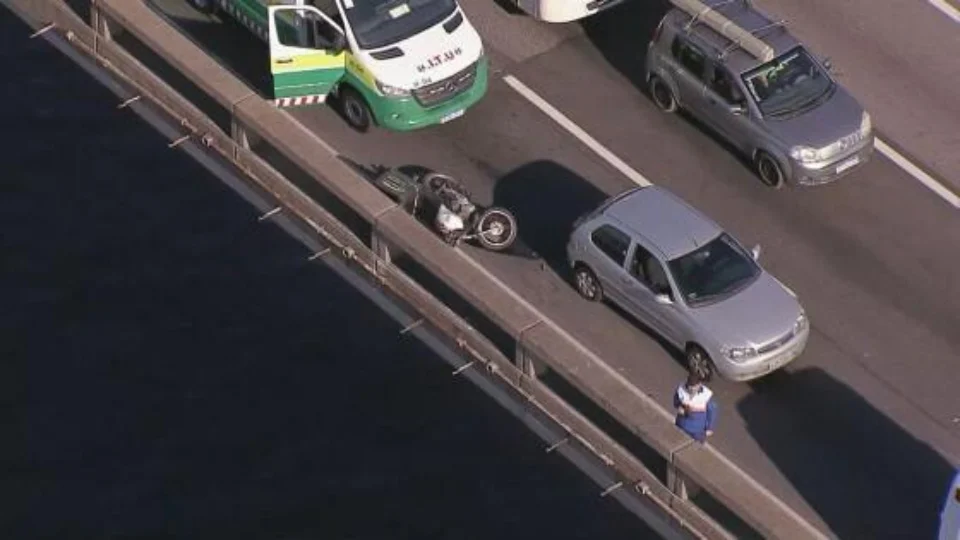 Motociclista morre após bater em carro e cair da ponte Rio-Niterói