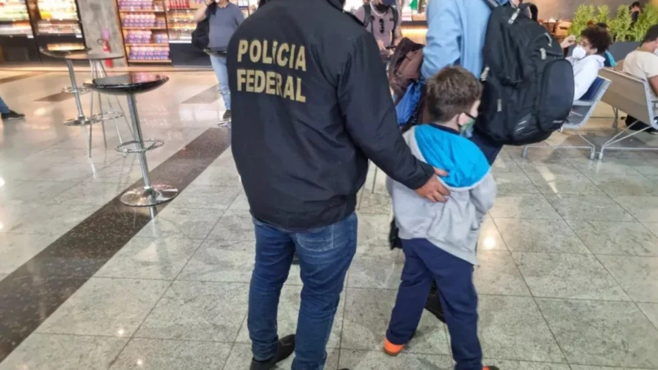 PF resgata criança retirada pela mãe sem o consentimento do pai na Suíça