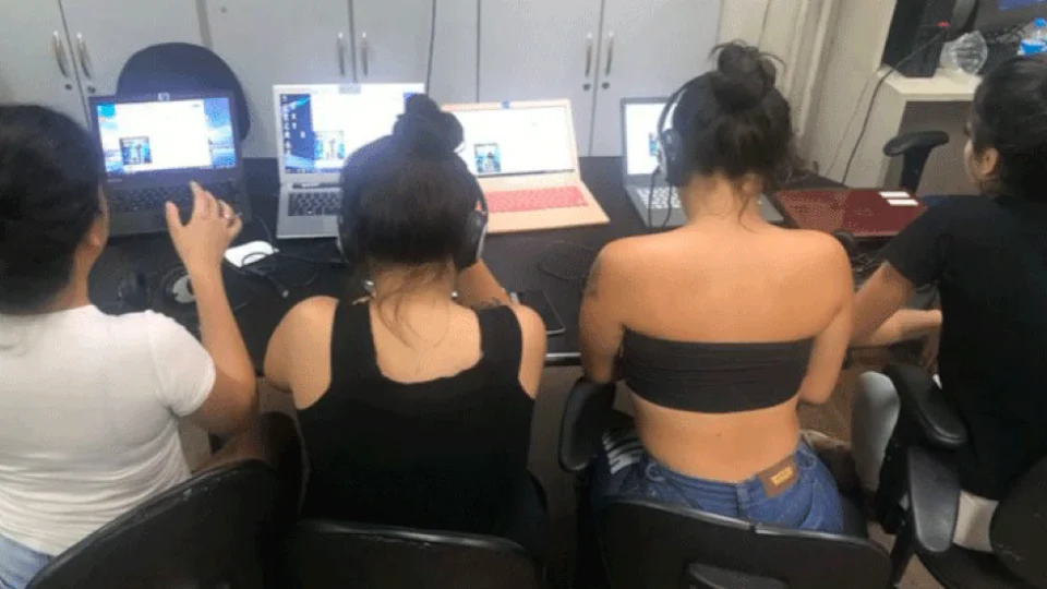 Presa quadrilha do ‘call center do crime’ em SP que usava até música para enganar clientes