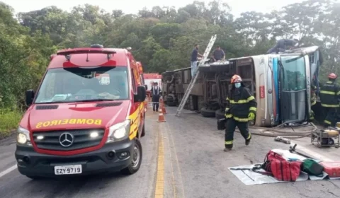 Ônibus de turismo tomba em rodovia de SP e número de mortos já chega a 5, dizem Bombeiros