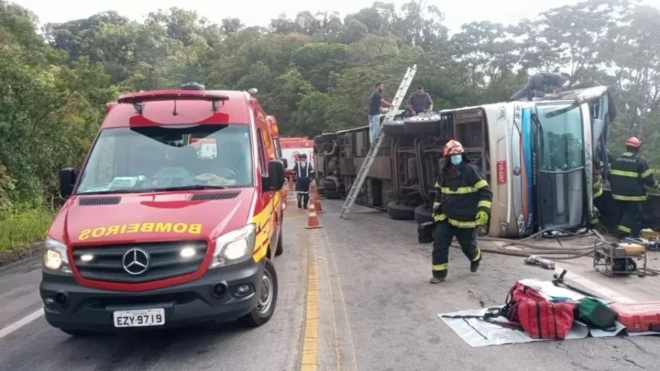 Ônibus de turismo tomba em rodovia de SP e número de mortos já chega a 5, dizem Bombeiros