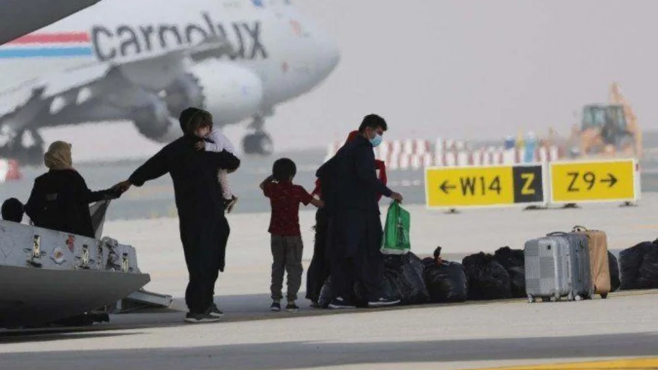 Retirada de afegãos é reiniciada em Cabul após atentado