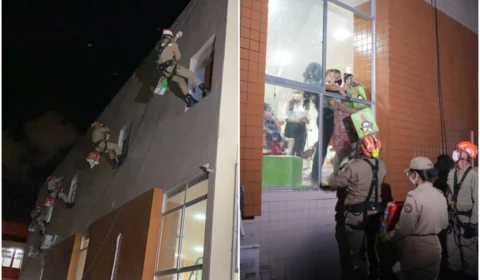De forma inusitada, bombeiros fazem rapel para entregar presentes para crianças pela janela de hospital, em João Pessoa