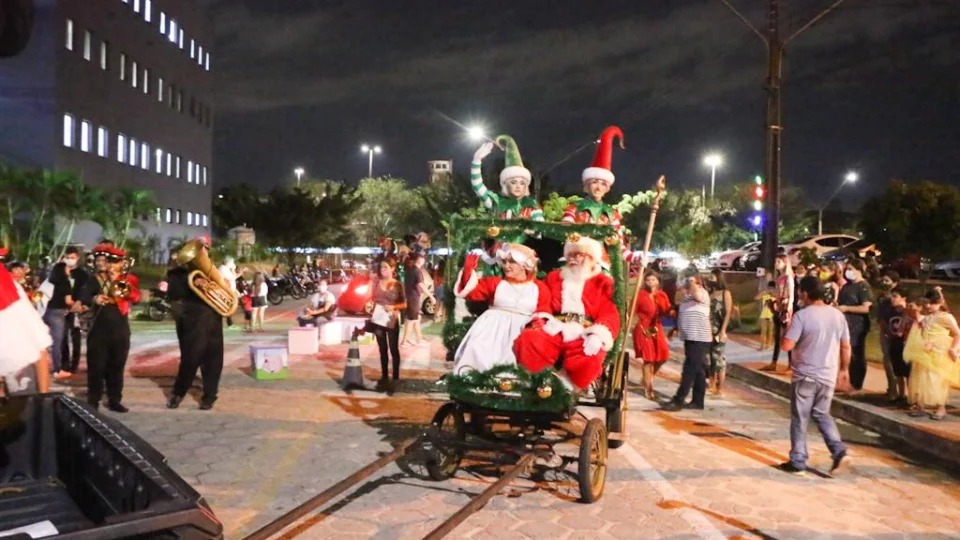 ‘Parada Natalina’ realiza desfile de carros antigos em Manaus