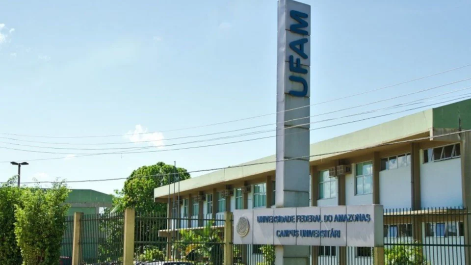 Universidades do AM e do Pará derrubam veto de ministro sobre cartão de vacinação