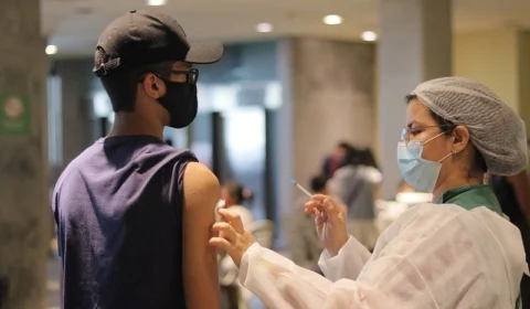 Em cinco dias, mais de 100 mil adolescentes são vacinados em Manaus