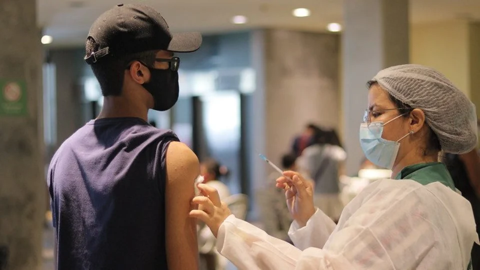 Em cinco dias, mais de 100 mil adolescentes são vacinados em Manaus