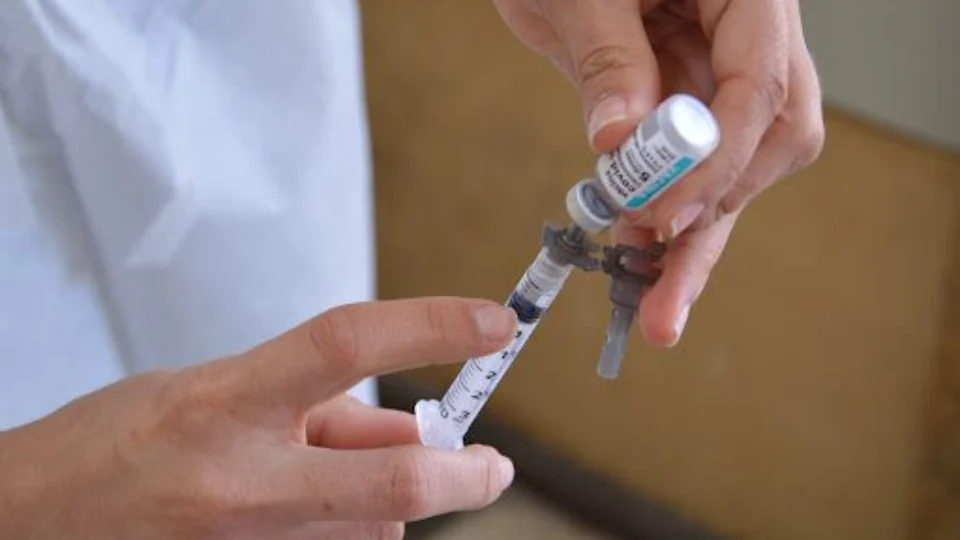 Dois bebês recebem vacina contra a Covid-19 por engano e são hospitalizados, no interior de São Paulo