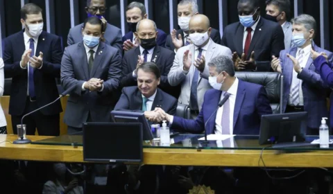 Em meio a gritos de ‘genocida’ e ‘mito’, Bolsonaro recebe medalha de Mérito Legislativo na Câmara dos Deputados