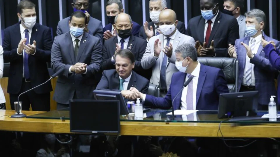 Em meio a gritos de ‘genocida’ e ‘mito’, Bolsonaro recebe medalha de Mérito Legislativo na Câmara dos Deputados