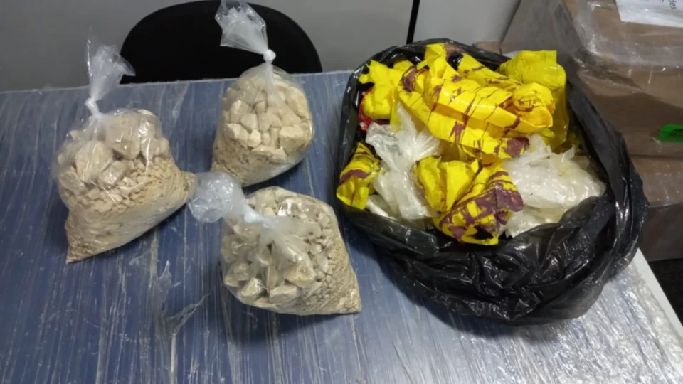 No Amazonas, Base Arpão apreende 27 kg de drogas e confecções falsificadas no rio Solimões