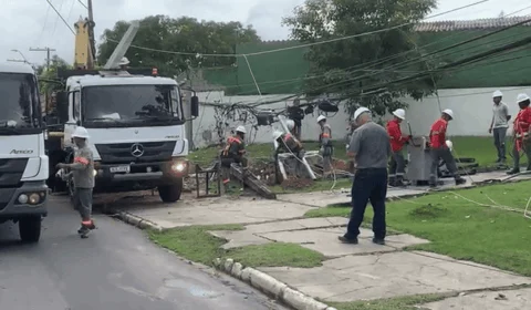 Picape em alta velocidade destrói parada de ônibus no bairro Parque das Laranjeiras em Manaus