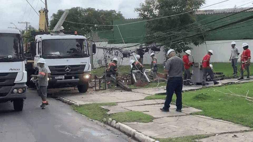 Picape em alta velocidade destrói parada de ônibus no bairro Parque das Laranjeiras em Manaus